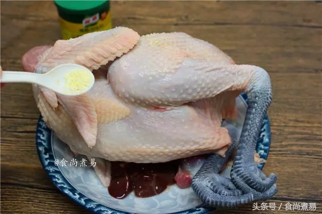 老爸自製白切雞獨家秘方。這做法口感果然不一樣,又鮮又嫩還很脆皮!