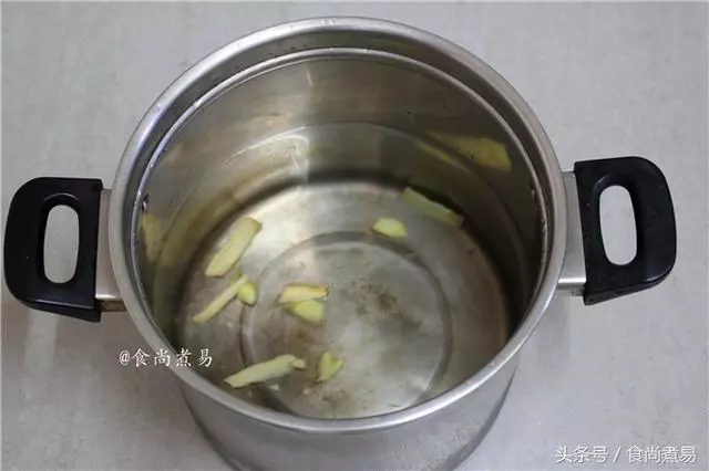 老爸自製白切雞獨家秘方。這做法口感果然不一樣,又鮮又嫩還很脆皮!