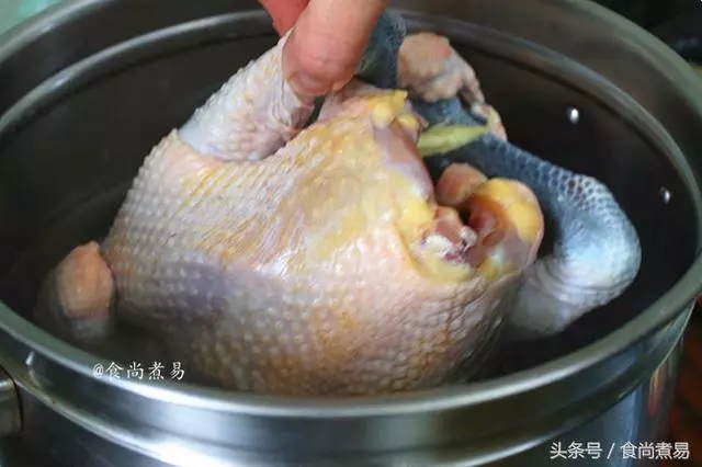 老爸自製白切雞獨家秘方。這做法口感果然不一樣,又鮮又嫩還很脆皮!