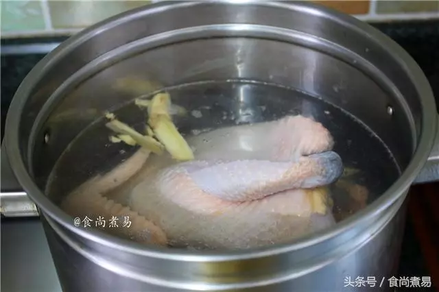 老爸自製白切雞獨家秘方。這做法口感果然不一樣,又鮮又嫩還很脆皮!