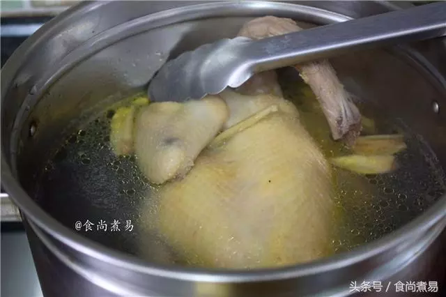 老爸自製白切雞獨家秘方。這做法口感果然不一樣,又鮮又嫩還很脆皮!