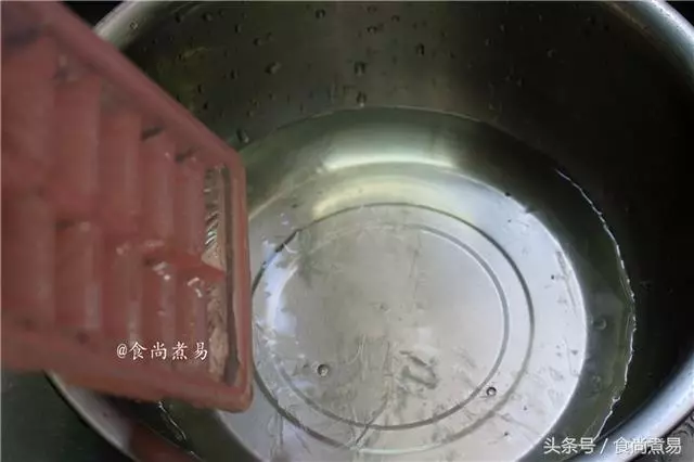 老爸自製白切雞獨家秘方。這做法口感果然不一樣,又鮮又嫩還很脆皮!