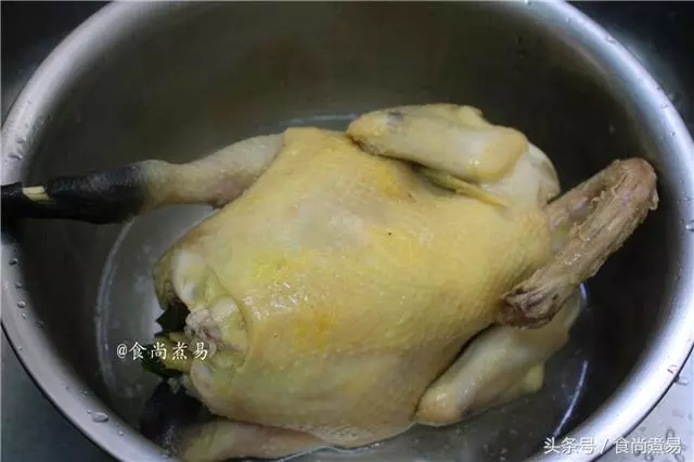 老爸自製白切雞獨家秘方。這做法口感果然不一樣,又鮮又嫩還很脆皮!