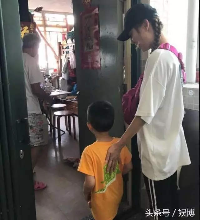 應采兒帶jasper做公益,jasper熱心幫助超感動,但他的額頭成焦點