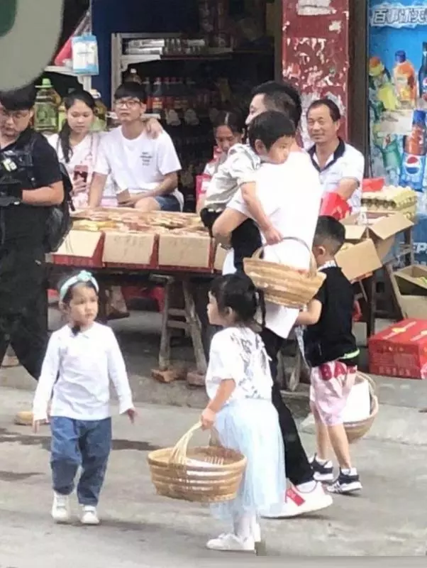 網友偶遇Jasper錄《爸爸去哪兒6》,手提菜籃蹲地表情太無辜