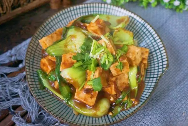 豆腐和它一起燉,不放肉卻很香,好吃好做,每次都吃精光!