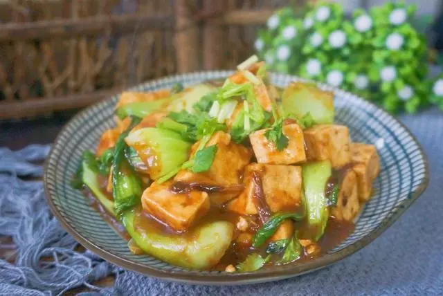 豆腐和它一起燉,不放肉卻很香,好吃好做,每次都吃精光!