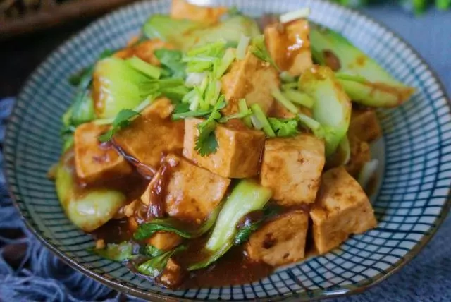 豆腐和它一起燉,不放肉卻很香,好吃好做,每次都吃精光!