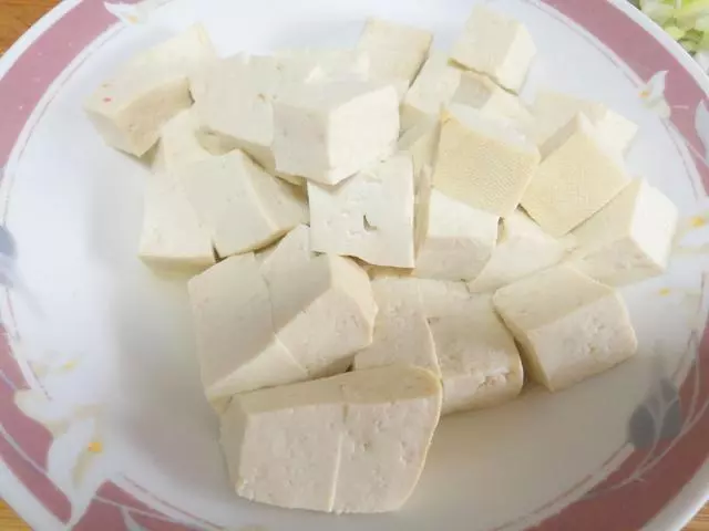 豆腐和它一起燉,不放肉卻很香,好吃好做,每次都吃精光!