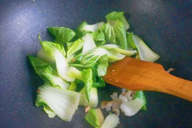 豆腐和它一起燉,不放肉卻很香,好吃好做,每次都吃精光!