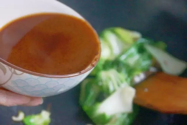 豆腐和它一起燉,不放肉卻很香,好吃好做,每次都吃精光!