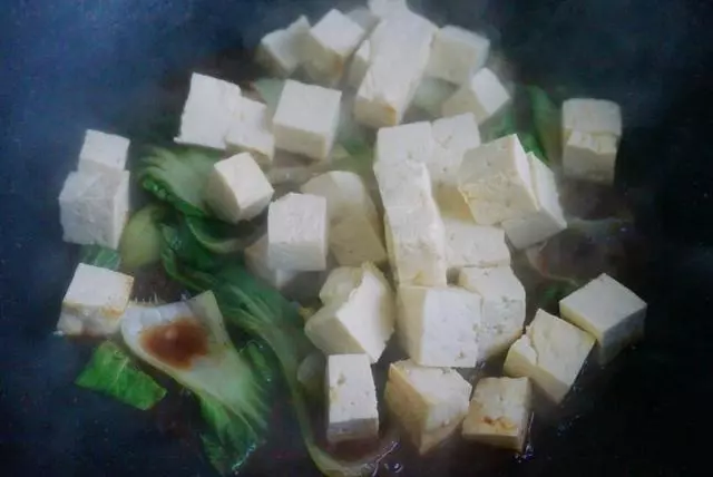 豆腐和它一起燉,不放肉卻很香,好吃好做,每次都吃精光!