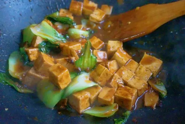 豆腐和它一起燉,不放肉卻很香,好吃好做,每次都吃精光!