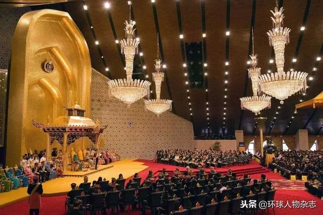 藏7千輛豪車，還砸錢追星，這位72歲的「袖珍國」國王生活太酷！