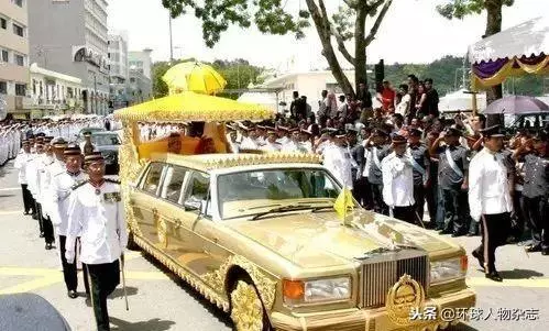 藏7千輛豪車，還砸錢追星，這位72歲的「袖珍國」國王生活太酷！