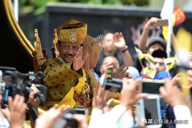 藏7千輛豪車，還砸錢追星，這位72歲的「袖珍國」國王生活太酷！