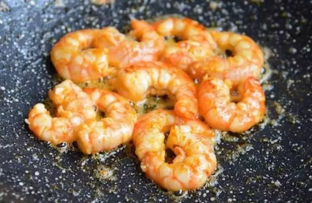 蝦仁的鮮香、菌菇的鮮甜、豆腐的鮮嫩,這樣簡單一做,好喝有營養,老少皆宜。