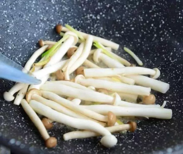 蝦仁的鮮香、菌菇的鮮甜、豆腐的鮮嫩,這樣簡單一做,好喝有營養,老少皆宜。