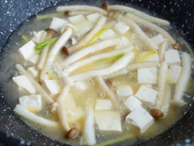 蝦仁的鮮香、菌菇的鮮甜、豆腐的鮮嫩,這樣簡單一做,好喝有營養,老少皆宜。