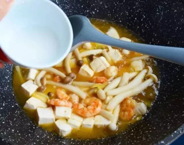 蝦仁的鮮香、菌菇的鮮甜、豆腐的鮮嫩,這樣簡單一做,好喝有營養,老少皆宜。