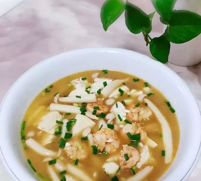 蝦仁的鮮香、菌菇的鮮甜、豆腐的鮮嫩,這樣簡單一做,好喝有營養,老少皆宜。
