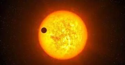 這顆行星溫度高達4327℃,比一些恆星溫度還高,卻只是曬出來的
