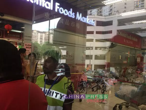 結伙搶NSK金店 ,槍匪受困廣場內與警對峙!現場視頻曝光!