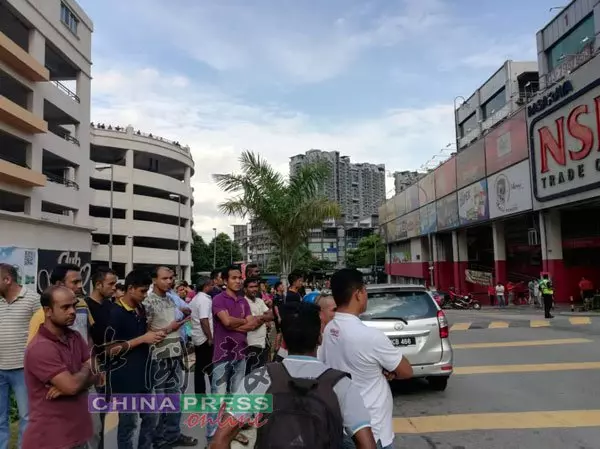 結伙搶NSK金店 ,槍匪受困廣場內與警對峙!現場視頻曝光!