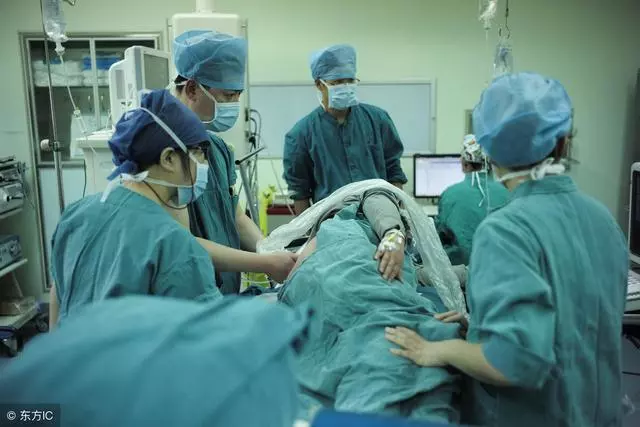 遭遇難產,老公和他媽卻不同意剖腹產,一個月後老公自殺了