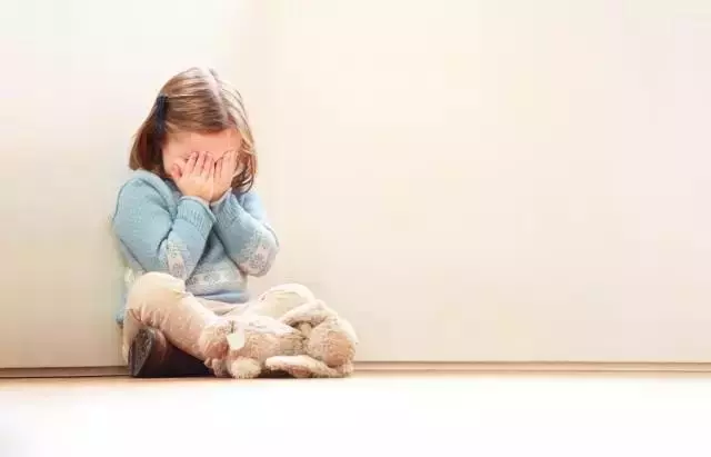 別等上幼稚園才做準備,2歲開始教會寶寶這5句話、4個安全問題,到3歲入園時就會很順利!