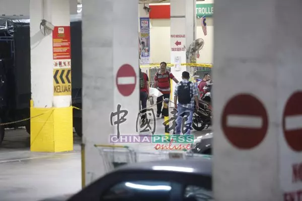 打搶NSK金店現場視頻曝光!現場網友冒著危險拍下激烈駁火場面!快看視頻!