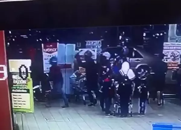 打搶NSK金店現場視頻曝光!現場網友冒著危險拍下激烈駁火場面!快看視頻!