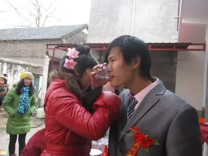 農村窮小伙迎娶智障女,20年後才知道妻子身份不一般!