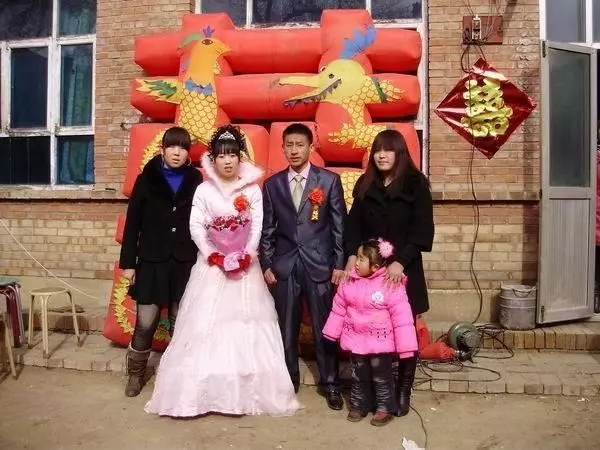 農村窮小伙迎娶智障女,20年後才知道妻子身份不一般!