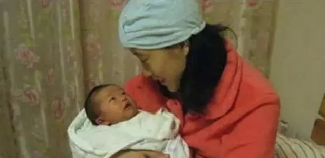 我生兒子,老公請保姆伺候月子,1年後保姆懷孕,我望著她肚子笑著遞上戶口本
