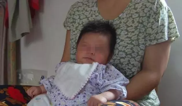 我生兒子,老公請保姆伺候月子,1年後保姆懷孕,我望著她肚子笑著遞上戶口本
