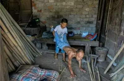 男子不幸癱瘓,主動與老婆離婚,趴地41年堅強養大10歲女兒,現如今苦盡甘來,女兒嫁人,外孫孝順