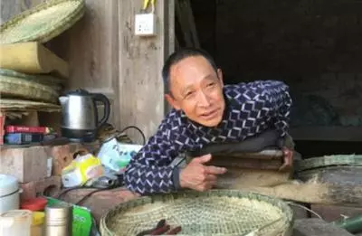 男子不幸癱瘓,主動與老婆離婚,趴地41年堅強養大10歲女兒,現如今苦盡甘來,女兒嫁人,外孫孝順