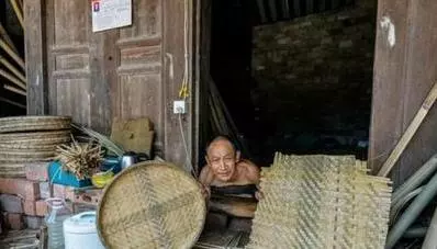 男子不幸癱瘓,主動與老婆離婚,趴地41年堅強養大10歲女兒,現如今苦盡甘來,女兒嫁人,外孫孝順