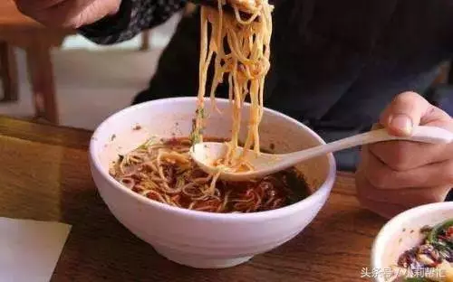 女子火車站吃麵1000元一碗,報警後發現這碗麵真的值一千!