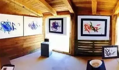 小豬被女孩救下,如今成畫家開畫展!賣的畫更不得了!