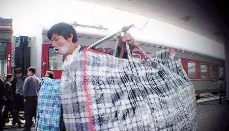 兒子出國打工,兒媳一天洗5回澡,婆婆起疑扒門縫偷看,直接蒙了