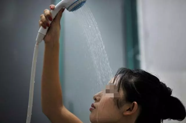 兒子出國打工,兒媳一天洗5回澡,婆婆起疑扒門縫偷看,直接蒙了