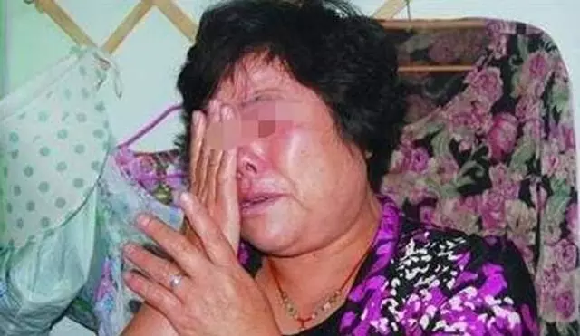 兒子出國打工,兒媳一天洗5回澡,婆婆起疑扒門縫偷看,直接蒙了