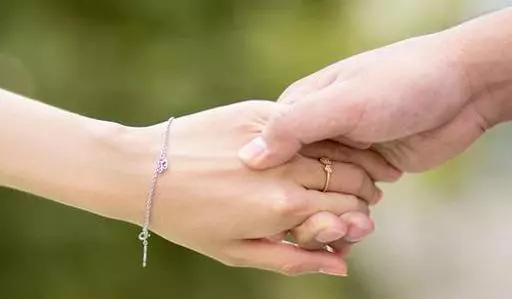 公公出獄後我每個月給兩千生活費,他給我女兒的錢卻使我羞愧難當