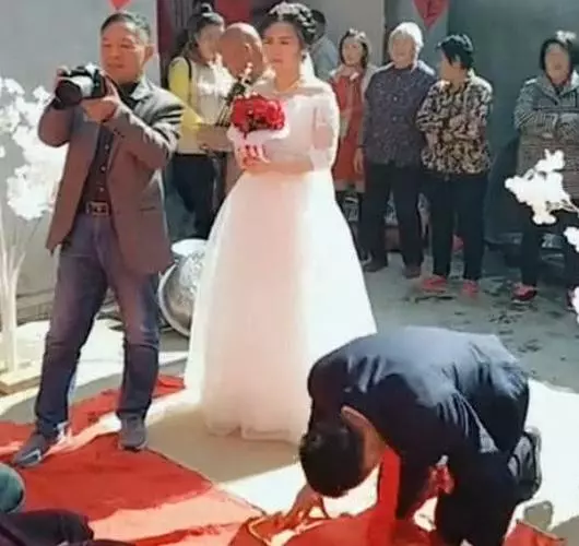 婚禮現場新郎懇求新娘跪拜,新娘:憑啥跪你父母!公婆轉身就走
