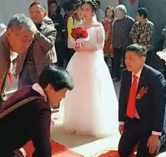 婚禮現場新郎懇求新娘跪拜,新娘:憑啥跪你父母!公婆轉身就走