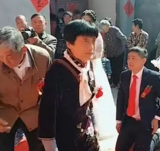 婚禮現場新郎懇求新娘跪拜,新娘:憑啥跪你父母!公婆轉身就走
