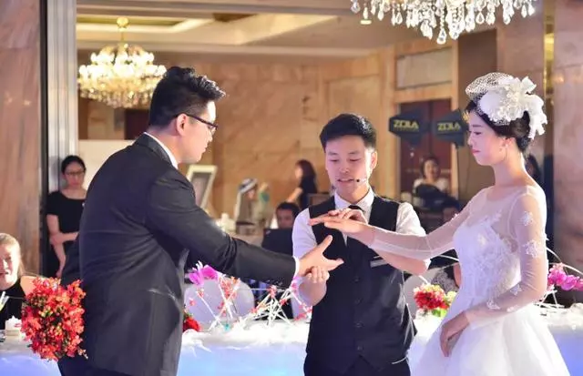 訂婚時准婆婆打包剩飯菜,我嫌她丟人,不料他卻要退婚!
