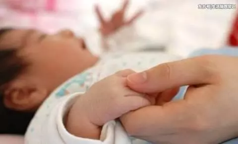嫌我生的是個女兒,婆家人把我扔在醫院不管,我媽來了後老公求饒